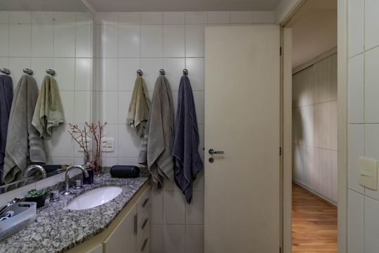 Apartamento mobiliado em Perdizes, 3 quartos, varanda e closet, à venda. — Banheiro da Suíte 1