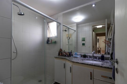 Apartamento mobiliado em Perdizes, 3 quartos, varanda e closet, à venda. — Banheiro da Suíte 1