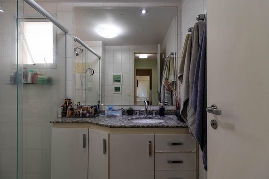 Apartamento mobiliado em Perdizes, 3 quartos, varanda e closet, à venda. — Banheiro da Suíte 1