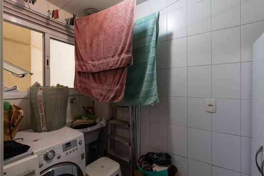 Apartamento mobiliado em Perdizes, 3 quartos, varanda e closet, à venda. — Área de Serviço