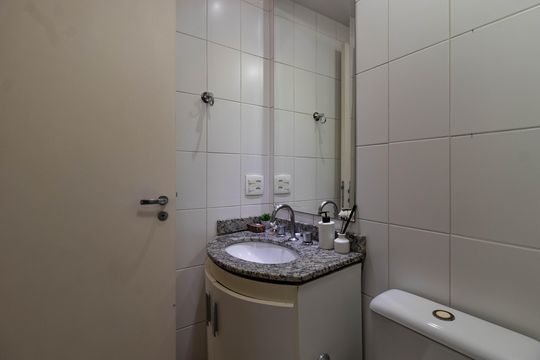 Apartamento mobiliado em Perdizes, 3 quartos, varanda e closet, à venda. — Banheiro da Suíte 2