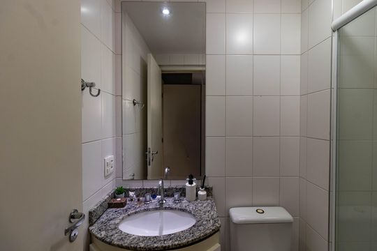 Apartamento mobiliado em Perdizes, 3 quartos, varanda e closet, à venda. — Banheiro da Suíte 2