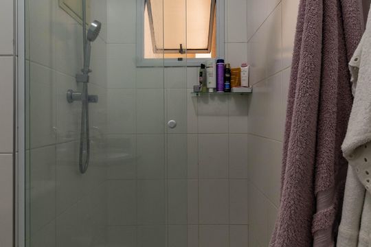 Apartamento mobiliado em Perdizes, 3 quartos, varanda e closet, à venda. — Banheiro da Suíte 2