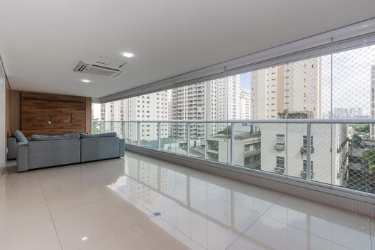 Apartamento mobiliado para comprar no Brooklin, com 3 quartos, varanda e piscina. — Varanda da Sala