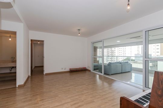 Apartamento mobiliado para comprar no Brooklin, com 3 quartos, varanda e piscina. — Sala
