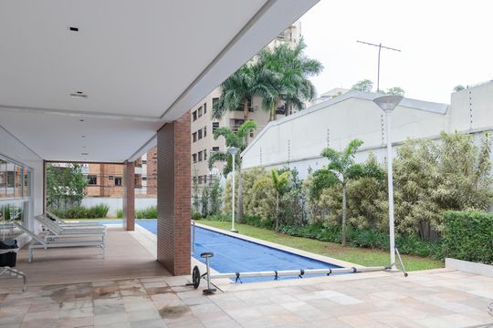 Apartamento mobiliado para comprar no Brooklin, com 3 quartos, varanda e piscina. — Piscina