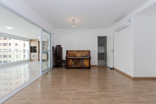 Apartamento mobiliado para comprar no Brooklin, com 3 quartos, varanda e piscina. — Sala