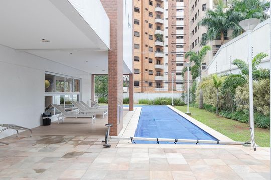 Apartamento mobiliado para comprar no Brooklin, com 3 quartos, varanda e piscina. — Piscina