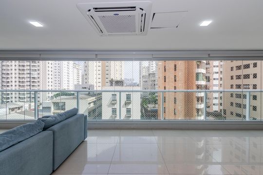 Apartamento mobiliado para comprar no Brooklin, com 3 quartos, varanda e piscina. — Varanda da Sala