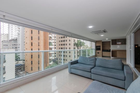 Apartamento mobiliado para comprar no Brooklin, com 3 quartos, varanda e piscina. — Varanda da Sala