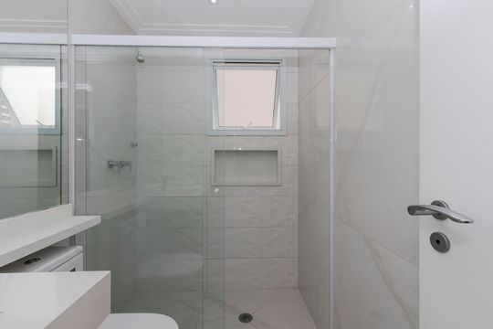 Apartamento mobiliado para comprar no Brooklin, com 3 quartos, varanda e piscina. — Banheiro da Suíte 1
