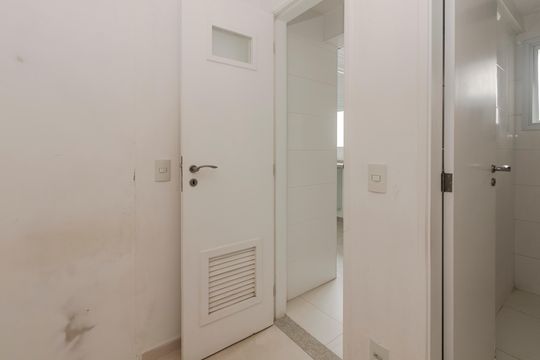 Apartamento mobiliado para comprar no Brooklin, com 3 quartos, varanda e piscina. — Quarto de Serviço