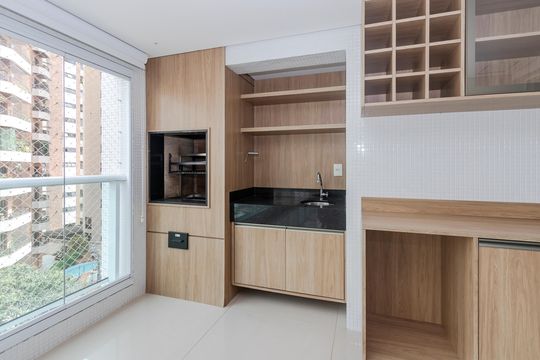 Apartamento mobiliado para comprar no Brooklin, com 3 quartos, varanda e piscina. — Varanda da Sala