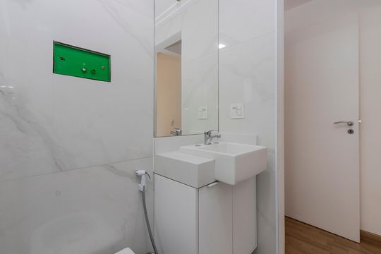 Apartamento mobiliado para comprar no Brooklin, com 3 quartos, varanda e piscina. — Banheiro da Suíte 2