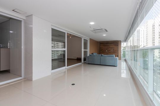 Apartamento mobiliado para comprar no Brooklin, com 3 quartos, varanda e piscina. — Varanda da Sala