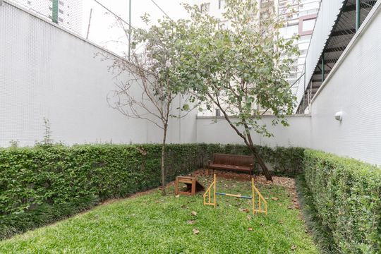 Apartamento mobiliado para comprar no Brooklin, com 3 quartos, varanda e piscina. — Espaço Pet