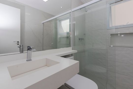 Apartamento mobiliado para comprar no Brooklin, com 3 quartos, varanda e piscina. — Banheiro da Suíte 1