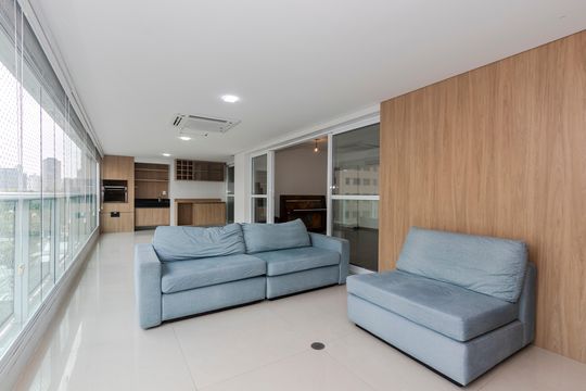 Apartamento mobiliado para comprar no Brooklin, com 3 quartos, varanda e piscina. — Varanda da Sala