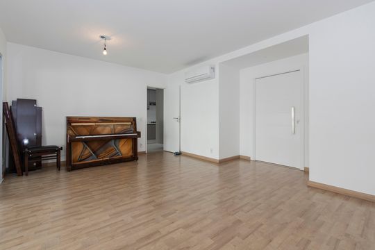 Apartamento mobiliado para comprar no Brooklin, com 3 quartos, varanda e piscina. — Sala