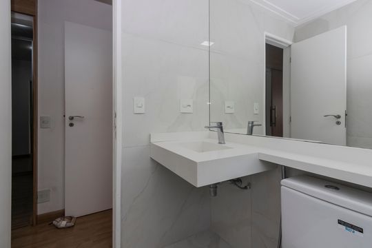 Apartamento mobiliado para comprar no Brooklin, com 3 quartos, varanda e piscina. — Banheiro da Suíte 1