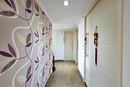 Apartamento mobiliado com 4 quartos e varanda na Vila Nova Conceição disponível para compra. — Corredor Sala