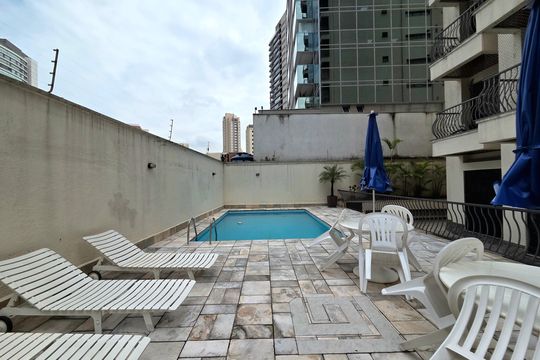 Apartamento mobiliado com 4 quartos e varanda na Vila Nova Conceição disponível para compra. — Área comum - Piscina