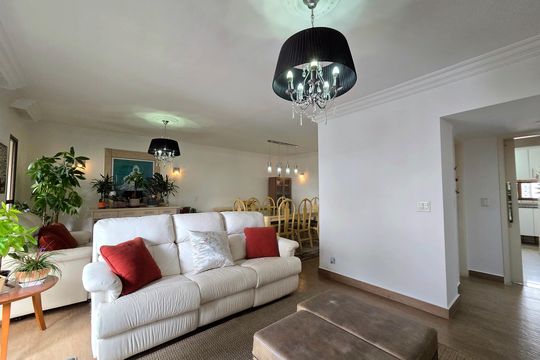Apartamento mobiliado com 4 quartos e varanda na Vila Nova Conceição disponível para compra. — Sala