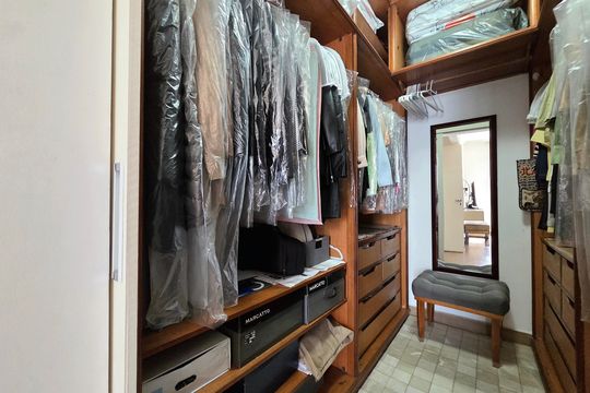 Apartamento mobiliado com 4 quartos e varanda na Vila Nova Conceição disponível para compra. — Closet da suíte 1