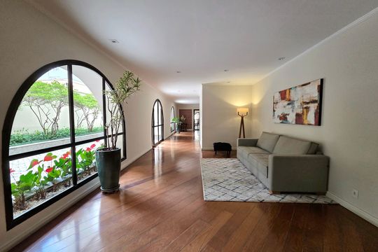 Apartamento mobiliado com 4 quartos e varanda na Vila Nova Conceição disponível para compra. — Hall