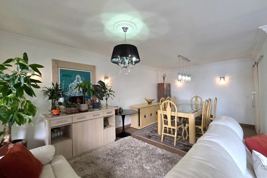 Apartamento mobiliado com 4 quartos e varanda na Vila Nova Conceição disponível para compra. — Sala