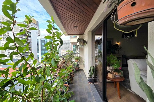 Apartamento mobiliado com 4 quartos e varanda na Vila Nova Conceição disponível para compra. — Varanda da Sala