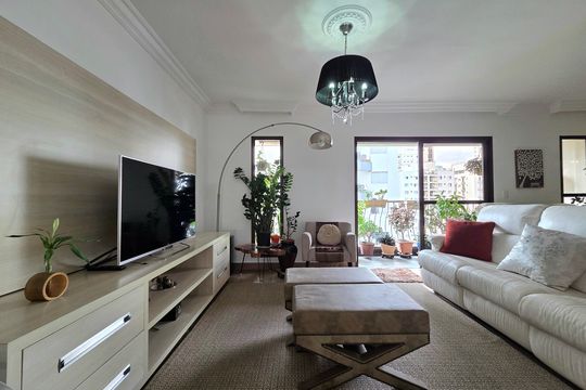 Apartamento mobiliado com 4 quartos e varanda na Vila Nova Conceição disponível para compra. — Sala