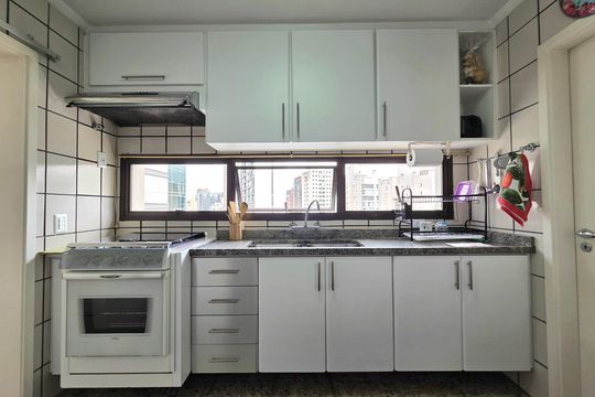 Apartamento mobiliado com 4 quartos e varanda na Vila Nova Conceição disponível para compra. — Cozinha