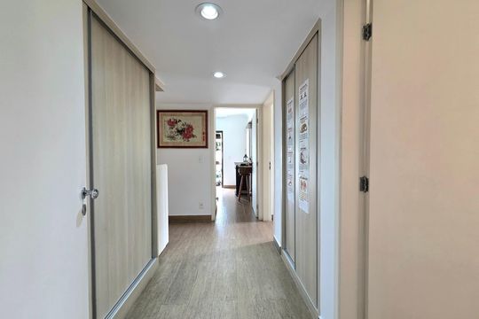 Apartamento mobiliado com 4 quartos e varanda na Vila Nova Conceição disponível para compra. — Corredor Quartos