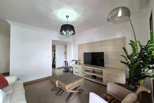 Apartamento mobiliado com 4 quartos e varanda na Vila Nova Conceição disponível para compra. — Sala