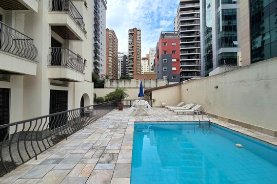 Apartamento mobiliado com 4 quartos e varanda na Vila Nova Conceição disponível para compra. — Área comum - Piscina