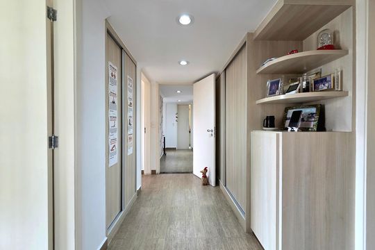 Apartamento mobiliado com 4 quartos e varanda na Vila Nova Conceição disponível para compra. — Corredor Quartos