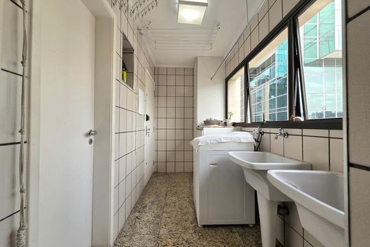 Apartamento mobiliado com 4 quartos e varanda na Vila Nova Conceição disponível para compra. — Área de Serviço