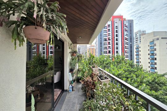 Apartamento mobiliado com 4 quartos e varanda na Vila Nova Conceição disponível para compra. — Varanda da Sala