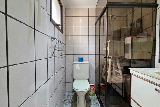 Apartamento mobiliado com 4 quartos e varanda na Vila Nova Conceição disponível para compra. — Banheiro da Suíte 2