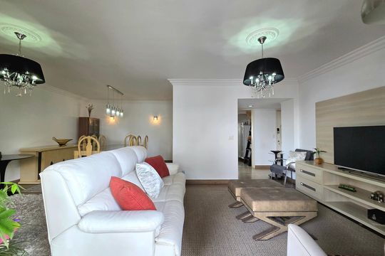Apartamento mobiliado com 4 quartos e varanda na Vila Nova Conceição disponível para compra. — Sala