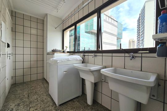 Apartamento mobiliado com 4 quartos e varanda na Vila Nova Conceição disponível para compra. — Área de Serviço