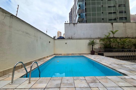 Apartamento mobiliado com 4 quartos e varanda na Vila Nova Conceição disponível para compra. — Área comum - Piscina