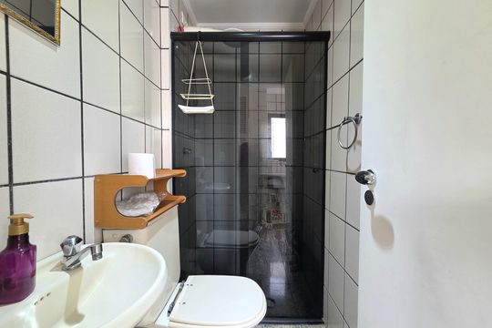 Apartamento mobiliado com 4 quartos e varanda na Vila Nova Conceição disponível para compra. — Banheiro de serviço
