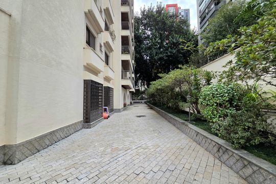 Apartamento mobiliado com 4 quartos e varanda na Vila Nova Conceição disponível para compra. — Área externa