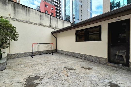 Apartamento mobiliado com 4 quartos e varanda na Vila Nova Conceição disponível para compra. — Área externa