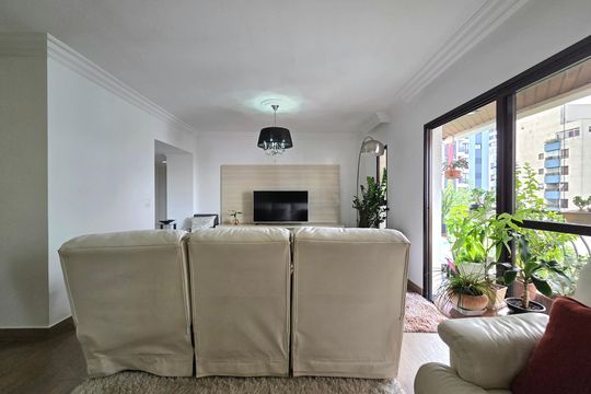 Apartamento mobiliado com 4 quartos e varanda na Vila Nova Conceição disponível para compra. — Sala