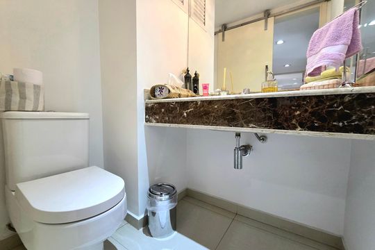 Apartamento mobiliado com 4 quartos e varanda na Vila Nova Conceição disponível para compra. — Lavabo