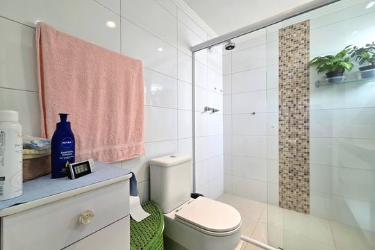 Apartamento mobiliado com 4 quartos e varanda na Vila Nova Conceição disponível para compra. — Banheiro da Suíte 1
