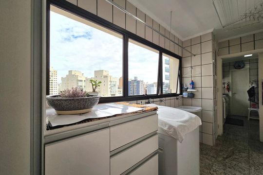 Apartamento mobiliado com 4 quartos e varanda na Vila Nova Conceição disponível para compra. — Área de Serviço
